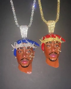 43K views · 394 reactions | #Drake has revealed two new diamond chains honoring the late #Tupac Shakur. Commissioned to long-time jeweler #JasonofBeverlyHills, each pendant is matched with a 70-carat diamond chain to go along with the half-kilo of gold used to make both. Priced at $300,000 USD per chain, the pieces took a total of five weeks (equivalent to 150 working hours) to make.⁠ Video: Jason of Beverly Hills | HYPEBEAST | Facebook