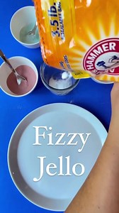 It’s a baking soda vinegar experiment, but taken to the next level with flavored gelatin 🤤 The fun things about mixing flavored gelatin into your baking soda are that it (1) adds color and (1) SMELLS SO GOOD! Plus, it’s cheap. 🎉 I love and do science experiments all year (as you know), but they just feel different in the summer. 🥹 Summer was meant for science! | Friends Art Lab