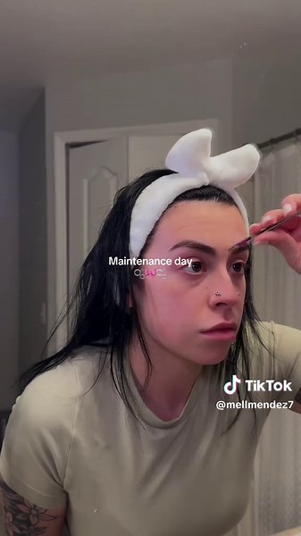 Kicking off 🎄Vlogmas🎄 day 6 with a fresh coat of black dye 🖤🤍 maintenance day is in full swing! ✨ 🖤🖤all products are linked in my showcase 🖤🖤#maintenance #beautyroutine #hairdye #dermaplaning #SelfCare