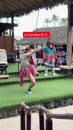 Did not expect to ge pulled on stage during my visit to @PolynesianCulturalCenter in Hawaii 🫣 As a flat footed individual I am so happy I wore my @Converse today for that extra stability