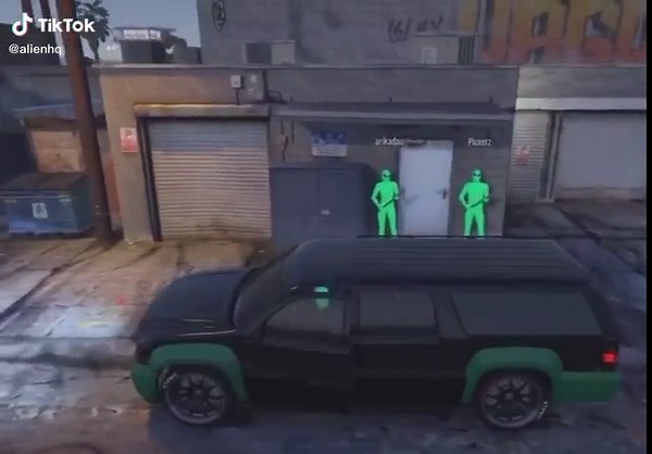 Green vs Purple Alien in GTA 5 Online - Which is Better?