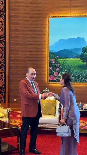 Pertemuan bermakna hari ini bersama Pengerusi Shell Malaysia, Puan Siti Sulaiman. Dalam pertemuan ini, kami membincangkan usaha memperkukuhkan industri minyak dan gas di Sabah dengan memberi penekanan kepada penglibatan syarikat serta tenaga kerja tempatan. Inisiatif seperti peningkatan kontrak Perkhidmatan dan Peralatan Minyak dan Gas (OGSE) kepada syarikat Sabah dan pembangunan keusahawanan melalui program Shell LiveWIRE membuka lebih banyak peluang ekonomi kepada rakyat. Kerajaan Negeri akan 