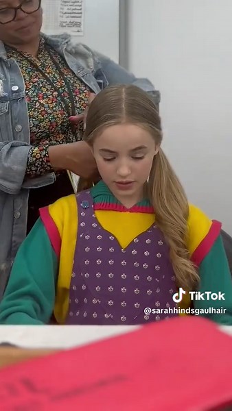 Holly’s hair is supposed to feel like a dream, almost like she’s in a different show. Same pigtails from Season 1, just a little lower and softer now. Shout-out to her hairstylist Dena# for keeping them perfect all year.#hollywheeler #strangerthings5 #hairtok #strangerthingshair #behindthescenes