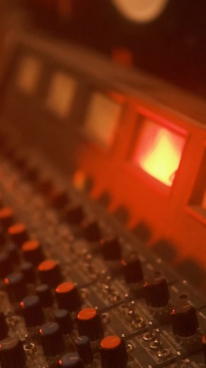 Kount’s Memory Bank Drum Pack 4. Transport yourself to a time when drums spoke to the soul. Memory Bank 4 raises the bar once again by utilizing an all new, expertly crafted room designed by Western Acoustics. This room and its careful attention to sonic detail has allowed us to truly capture that iconic 1970’s Soul Sound. Fused with an arsenal of hand picked vintage drums and analog hardware, this is without a doubt the new flagship of the Memory Bank series. Link in bio 🥁 #drums #musicproduct