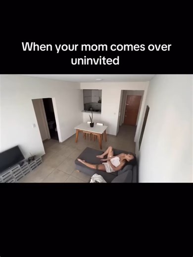 Japonya ayak seslerini elektriğe dönüştürmek için piezoelektrik fayanslar kullanıyor. Bu fayanslar ayak seslerinden kinetik enerjiyi yakalıyor. Yürürken ağırlığın ve hareketlerin fayanslara baskı yapar. Fayanslar hafifçe bükülecek ve mekanik stres yaratacak. Fayansların içindeki piezoelektrik materyal bu stresi elektriğe dönüştürüyor. Her adım küçük miktarda şarj yaratır ve milyonlarca adım birleşince LED ışıkları, dijital ekranları ve sensörleri çalıştırmak için yeterli güç üretir. Shibuya İsta