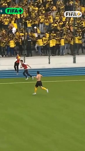 Edge of the box. Back of the net. Crowd absolutely erupting! 🚀 USM El Harrach grab their third win in a row, edging past RC Arbaâ in thrilling fashion to break into the top 4️⃣ of the title race 🇩🇿 Stream Algeria’s Ligue 2 LIVE and FREE on FIFA 📺 https://f.plus/AlgeriaLigue2FB | FIFA