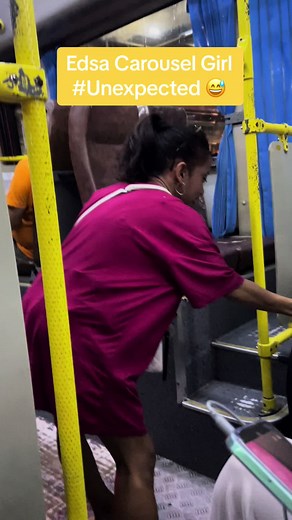 Si ateng rapper ng edsa carousel hahaha timing nakita ko sya at video kulit ng version nya VERSACHECK ON THE PLOOR ☺️ #edsacarouselgirl #edsacarouselrapper #versacheckontheploor #fyp #fyp #foryoupage #foryoupageofficiall #foryou #fypシ