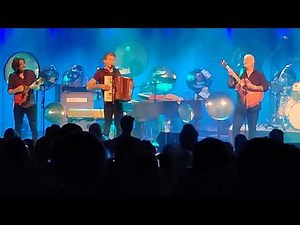 Bløf - Dansen aan zee. Live in Martiniplaza in Groningen. Theatertour.