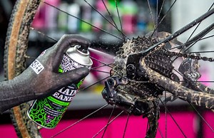 Did you know your cassette was actually most-likely silver, not black? Our Bio Chain Cleaner is not only super effective, but it’s also biodegradable. Spray on, agitate and rinse off to reveal the beauty beneath. PS: your cassette may in fact be black, but at least now it’s clean. #mucoff | Muc-Off