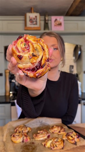 Caramelised Onion, Brie and Bacon Tartlets beyond simple and even more DELCIOUS💍❄️🎅🏼 Ingredients •a roll of Puff Pastry • a few Tsp of Caramelised Onion • 12-16 Slices of Brie • A few Rashers of Streaky Bacon • Egg wash and Thyme for Garnish Pop them in the I’ve at 180°C for 20-25 Minutes, just PERFECT🥰