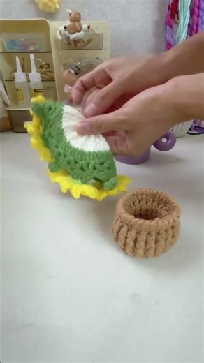 Prepare a crochet pot and turn a crochet sunflower coaster into a bouquet