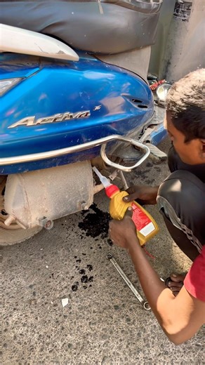 How to change Engine oil in scooty #engineoil #scoosco#scooter #activa #oil #burgman #gearoil #bike