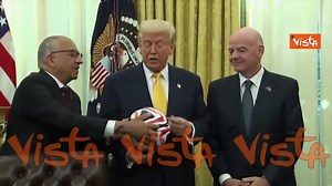 2.5K views · 28 reactions | Trump riceve Presidente Fifa Infantino alla casa Bianca, lui gli dona un pallone da calcio | Agenzia Vista | Facebook