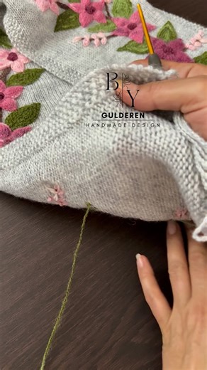 by_gulderen on Instagram: "En çok sorulan soru: İpi görmeden nasıl işliyorsunuz? 👀 En çok aldığım sorulardan biri şu: “İşleme yaparken ip altta, tığ üstteyken ipi görmeden nasıl işliyorsunuz?” Cevabı aslında çok sade. İşleme yaptıkça, tekrar eden hareketlerle el alışkanlığı oluşur ve zamanla ipi görmeden yönetebilirsiniz 🤍 Bu da işlemenin daha düzgün, daha temiz ve daha akıcı ilerlemesini sağlar. by_gulderen’de her parça elde örülür ve elde işlenir. El emeğinde ustalık, sabır ve zamanla kazanı