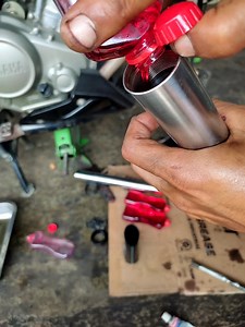 4.4M views · 35K reactions | Tutorial cara mengganti seal shock depan bocor motor vixion kurang oli shock bunyi jeduk, takaran oli jangan keliru penyimpanan per jangan terbalik #bengkelmotor #tutorial #otomotip | Belajar Mekanik Dari NOL | Facebook