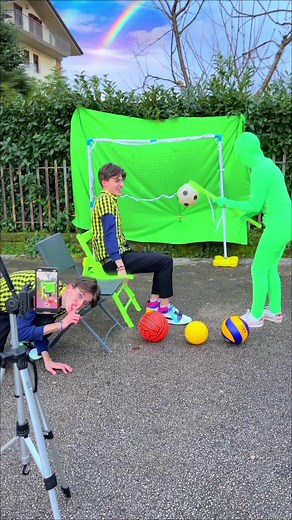 Start game🎮⚽️#tutorial Invisible Man✅Crazy #trend 😳It looks so real😂Want to see the result?😍#perte #foryou #italy #fyp #fypシ #xzybca #trending #magic #filter #greenscreen #omg #football #invisible ##viral #4u