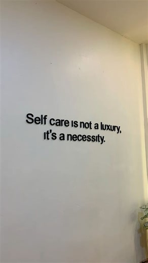 Thiwi Ziwa on Instagram: "💛 I can’t be the only one obsessing over anything pastel yellow right?😊 P/s it’s my best friend’s bridal shower this weekend and your girl decided to be on theme 😊 Yes it’s a bit dramatic and yes I used to judge people who did but here we are. lol It’s pastel yellow okay?🙈 Would you match your nails to a theme or dress code? lol"