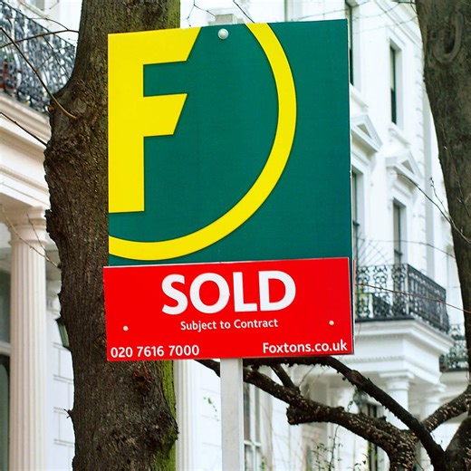 Insurance when buying a house: what do you need to have in place and when?