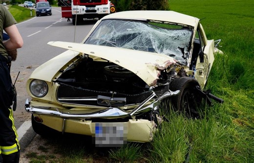 Unfall mit Oldtimer: Fahrer aus Landkreis Kelheim stirbt, fünf Verletzte