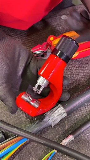 We put the SACS SWA Cable Stripper to the test! This revolutionary tool strips SWA cables faster and safer than traditional methods — no hacksaws, no knives. If you’ve ever struggled with steel wire armour, this is the solution you’ve been waiting for. See it in action now! #conduit #electricians #electricalinstallation | EFIXX
