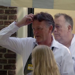 Theo weet de boodschap heel subtiel over te brengen: "Wie met z'n fikken aan die borden zit..." 😅 | KIJK