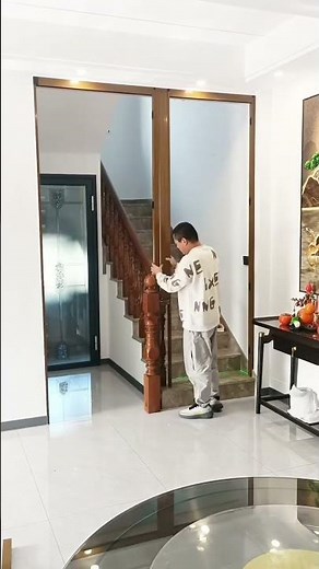 Whether it’s winter chills or summer heat, this aluminum alloy folding doorway keeps your space