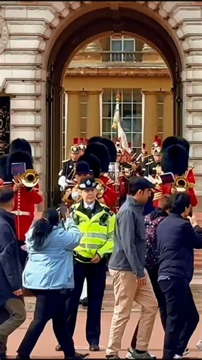Spectators Were Left Fuming by Officers’ Wrong Timing Officer let the crowd move at the worst possible moment, triggering outrage from spectators #WrongTiming #CrowdControl #SpectatorsFuming #PoliceDecision #EventDisrupted. | The King's Horse Guards London