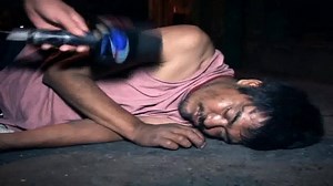 19K views · 517 reactions | #Video En la gran capital nos encontramos a personajes de personajes, por ponerles un ejemplo: "El Tripa Seca", un bolito que asegura las aceras de las cantinas son su dormitorio. Así como él hay muchos amantes del guaro que se ven obligados a dormir en una cuneta o portal. | Código 21 | Facebook