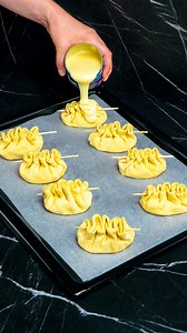 19K views · 72 reactions | Dolce pronto in 5 minuti! Solo pasta sfoglia e 2 mele Ingredienti pasta sfoglia: 800 g latte condensato: 80 g mele verdi: 2 pz uova: 1 pz menta: 5 g limone: 1 pz miele: 30 g essenza di vaniglia: 1 ml ghiaccio: 100 g limone: 2 fette menta: 1 g Inoltre infuso di tè: 3 g | Saporito.tv | Facebook