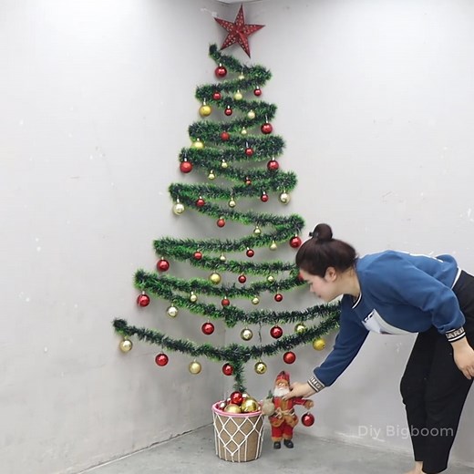 DIY Wall Christmas Tree: Quick and Easy to make with Tinsel | Diy Bigboom