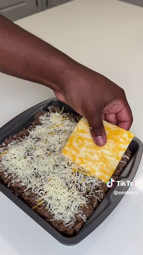 Cheeseburger sliders 🍔 can’t go wrong with this one! Ingredients: - ground meat - White onions - Garlic powder - Onion powder - Cajun seasoning - Worcestershire sauce - Cheddar cheese - Colby jack cheese - Mozzarella cheese Sauce: - Mayo - Ketchup - Mustard - Relish - Salt - Garlic powder - White wine vinegar - Sugar (optional) Bake at 350 F for 15mins #cheeseburger #cheeseburgersliders #appetizer #appetizerideas #sliders #homemade #homemadefood #snackideas #cheesyfood #easyrecipe #easyrecipesa