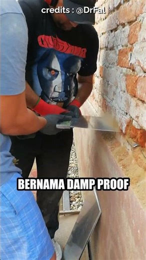 Kenapa Orang ini Memasukan Lembaran Besi ke Tembok yang Masih Bagus?