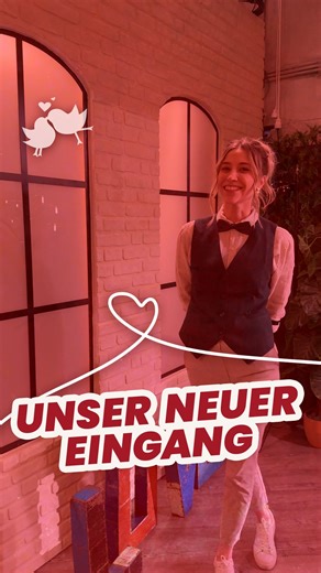 First Dates on Instagram: "Marlitt präsentiert euch unseren neuen Eingang 殺 Gefällt er euch genauso gut wie uns? ‍❤️️ FIRST DATES - EIN TISCH FÜR ZWEI montags bis freitags 18 Uhr bei VOX und auf RTL+ #firstdatesrestaurant #firstdatesvox #firstdates #verlieben #vox #blinddate #rolandtrettl #gastgeber"
