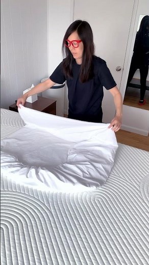🛏️ Effortless Fitted Sheet Folding: Master the Technique in Seconds!