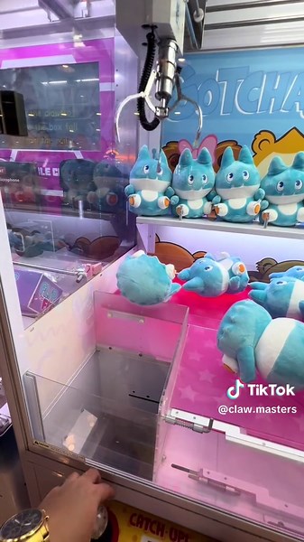 Spotted this Munchlax in the claw machine! Mukhang may naubusan ng token hahahahaha #munchlax #pokemon #clawmachine #clawmachinewin #arcade