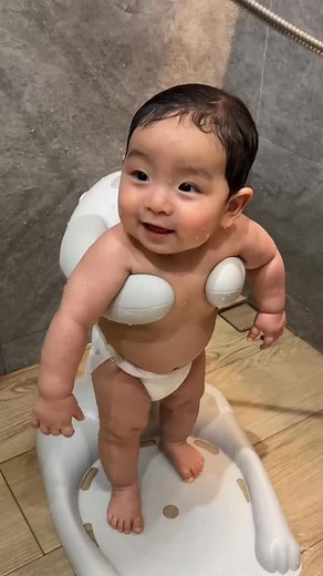 Making baby’s first Christmas extra special with these 10 useful and clever gifts. 🎄💛 From cozy everyday essentials to must-have baby items, these gifts are the perfect way to say “Merry Christmas, Mommas.” 🛍️ Get them now at Baby Company or online: https://bit.ly/BabyCompanyPHLinkDirectory | Baby Company