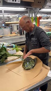 Packing, ready to go to our customers! #barendsen #dutchflowers #worldwideshipping #happyday #floraldreamteam #flowerexport #flowerlover | Barendsen Flowerexport Holland