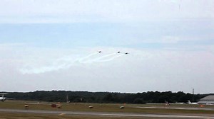 Watch $300,000 Extra 300 Aircraft Stun Crowds With Unreal Maneuvers