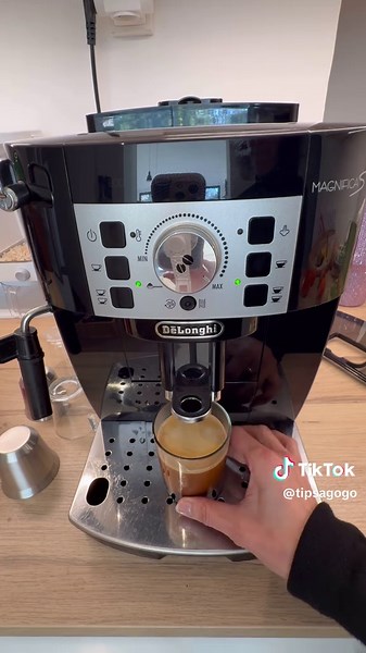 😊 Tout le monde devrait savoir ça sur sa cafetière De’Longhi Je vous réconcilie avec votre cafetière. 👉 Si vous n’êtes pas satisfait de votre café, qu’il est trop clair, que le temps de broyage est trop court ou que les galettes ne sont pas bien formées, vous devez absolument connaître cette manipulation. Il existe un reset encodeur très simple à faire, qui permet d’augmenter le temps de broyage de votre cafetière. #Delonghi #réglage #reset #cafécorsé #tips @delonghiofficial