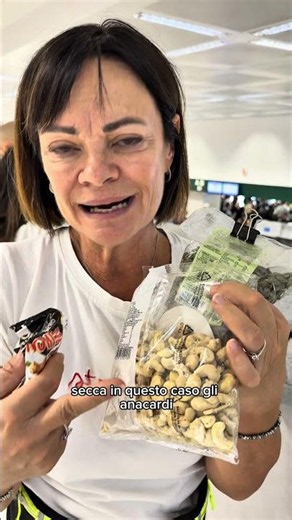 What I eat when I take a long flight? useful#bioresetmethod #biovivaintegratori #travel #wellness