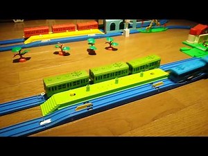 複線自動ステーション、アーチ橋など古い部品を使ったレイアウト　電車赤、緑、青