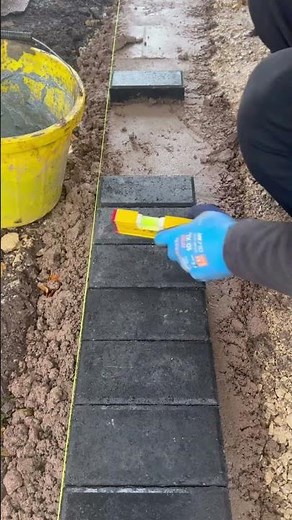Laying block pave edging on a wet mix and sbr