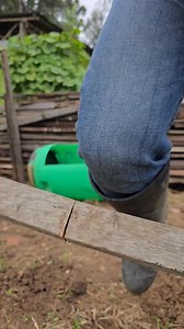 Building a simple DIY compost bin using just a plastic barrel! I start with a layer of stones for drainage, followed by dry carbon-rich material (mostly dry leaves), then a layer of plain cardboard (no ink), organic kitchen scraps like banana peels and veggie waste (no animal products), and finally layers of soil full of microorganisms to speed up decomposition. I finish with a top layer of soil and cardboard, water it all—and the composting begins! #CompostBin #DIYCompost #ZeroWasteLiving #Sust