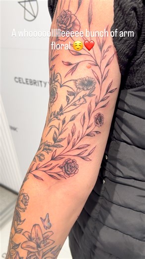 Want some dainty and fine floral work? Something simple and elegant or something bold and backed with detail? Im pretty sure I can help you there ☺️ | Gab Simek | Facebook