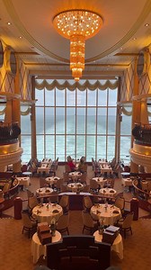 Da läuft einem das Wasser im Mund zusammen! 😍✨ An Bord unserer Schiffe gibt es ein breites Angebot an Bars und Restaurants. Dhana hat sich auf ihrer ersten Mini-Kreuzfahrt nach Oslo durch unser kulinarisches Angebot probiert. Was sie ausgewählt und welche Ausblicke sie dabei genießen durfte, seht ihr in diesem Video. 🎥: @tigglelicious (via Instagram) | Color Line GmbH