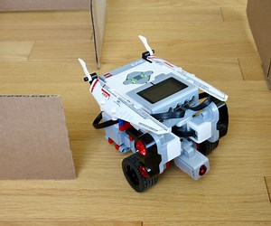 LEGO Robot Drives Thru a Maze