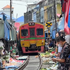 816K views · 9.9K reactions | തിരക്കേറിയ ഒരു മാർക്കറ്റിനുള്ളിലൂടെ തൊട്ടുതൊട്ടില്ലെന്ന മട്ടിൽ ഒരു ട്രെയിൻ സർവ്വീസ്... തായ്‌ലൻഡിലെ മറ്റൊരു വ്യത്യസ്തമായ കാഴ്ച കാണാം #techtraveleat | Tech Travel Eat by Sujith Bhakthan | Facebook