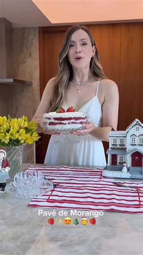 Carolina Etz on Instagram: "Pavê de Morango🍓✨🫶🏻 Ingredientes: -4 caixas de Morango -2 colheres de sopa de açúcar -Creme de leite fresco (tem que gelar por 30 minutos no freezer antes de bater) -1 lata de leite condensando -Biscoito de Maizena (usei 100 gramas) Modo de fazer: Primeiro prepara a geleia, pica os morangos, leva em uma panela antiaderente com 1 colher de sopa de açúcar e deixa cozinhar em fogo baixo até virar geleia(ponto está no vídeo), demora uns 40 minutos, leva a geleira pra g