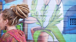 Quick video tutorial showing an easy dreadlock bun for long dreads using an amzing dread elastic that can support a dread bun! https://www.mountaindreads.com/dreadlock-accessories/black-dreadlock-elastics-4 | Mountain Dreads