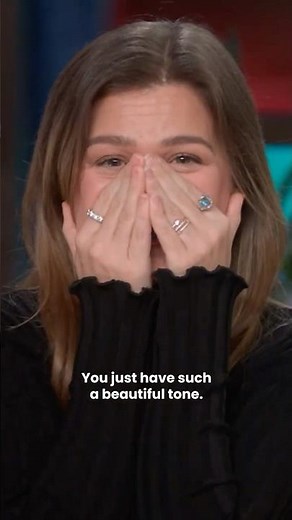 Toni Braxton Serenades Kelly Clarkson!!